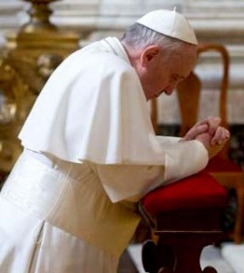 papa francisco rezando
