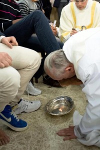 papa francisco lava pés