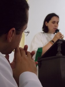 Padre Gimesson e jovem francesa