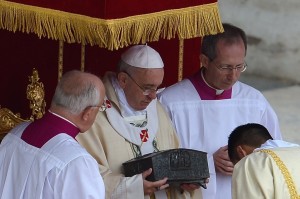 24nov2013---papa-francisco-exibe-reliquias-de-sao-pedro-expostas-ao-publico-pela-primeira-vez-durante-a-missa-de-encerramento-do-ano-da-fe-na-praca-sao-pedro-no-vaticano-1385297346442_1024x681