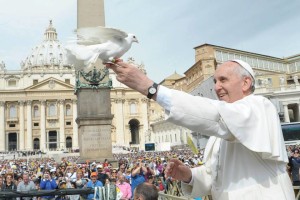 PAPAFRANCISCOEAPOMBABRANCANAOITAVADEPENTECOSTES4image0065