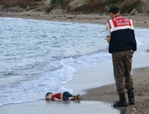 corpo-de-crianca-afogada-reuters
