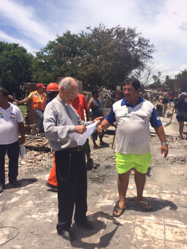 padre em ação no incendio na torre