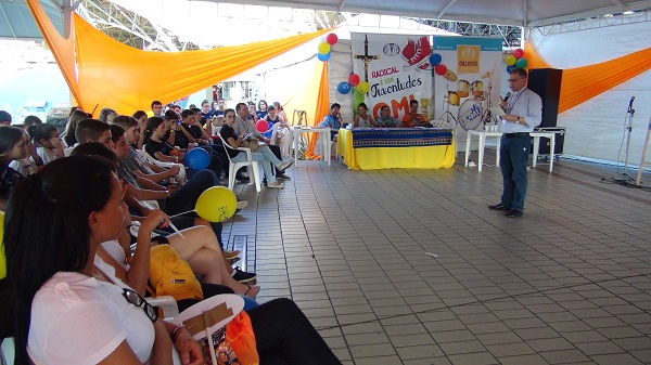 tendas. Centenas de Jovens participam de Romaria em Aparecida
