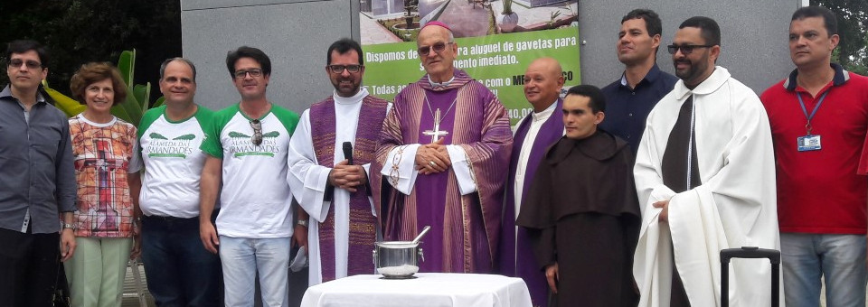 Dom Fernando Saburido dá bênção especial aos novos túmulos das Irmandades