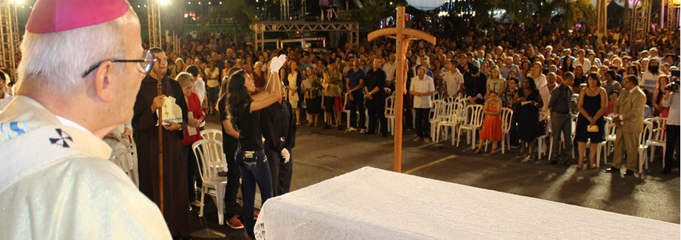 Dom Fernando celebra a 64ª vigília natalina no Quartel do Derby