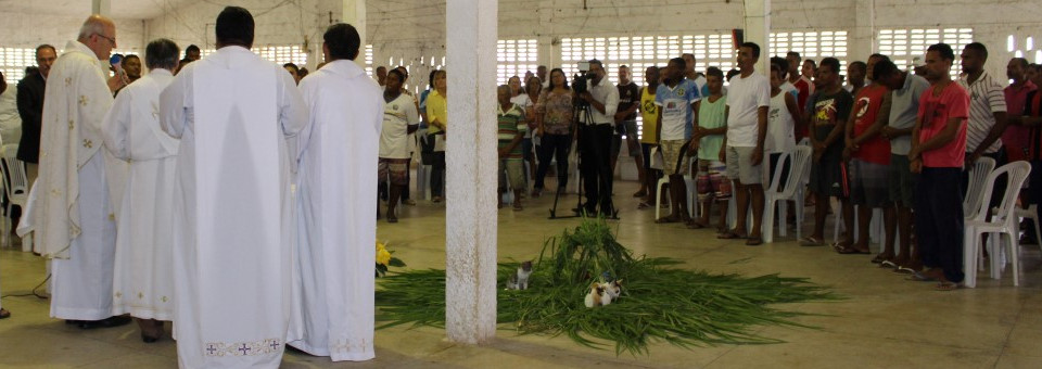 Detentos participam de missa na Penitenciária de Itamaracá