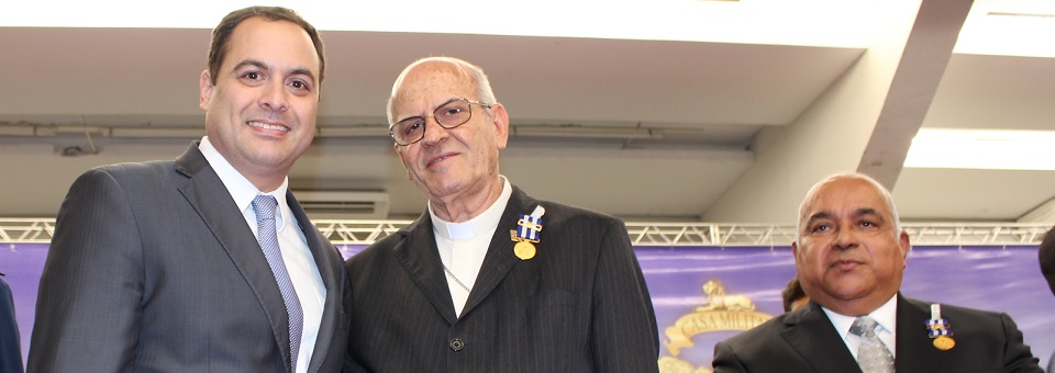 Governador entrega medalha a Dom Fernando Saburido