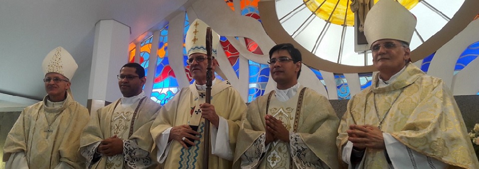 Arcebispo ordena presbíteros  Carlos André e Murilo Bentinho