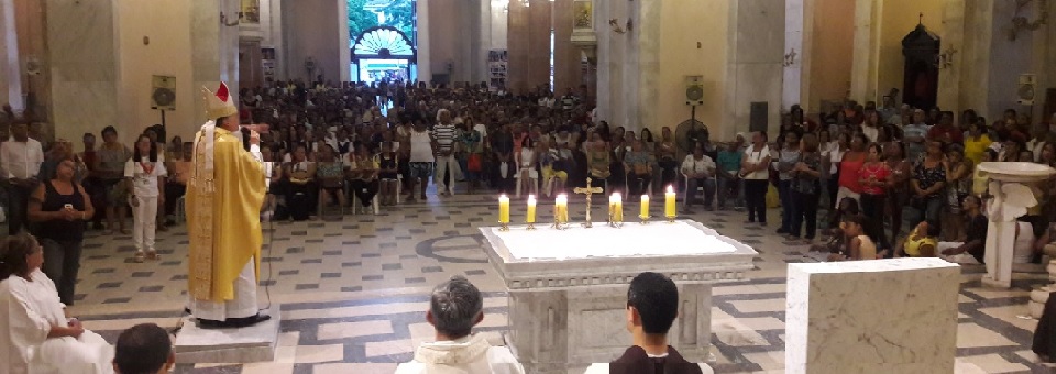 Primeira bênção de São Félix do ano lota basílica da Penha no centro do Recife