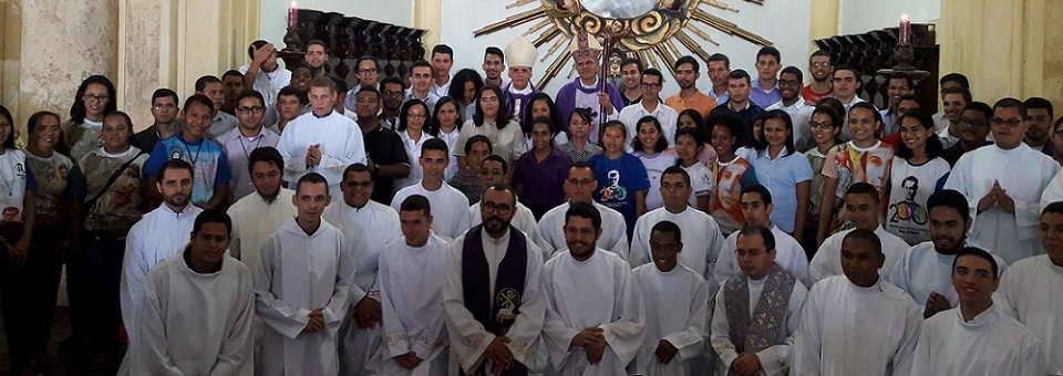 Jovens que escolheram a vida sacerdotal e religiosa consagrada participam de missa em Olinda