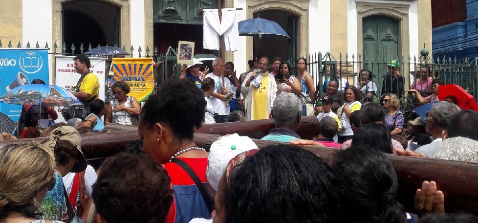 Via Sacra da Fraternidade: devotos carregam a Santa Cruz na quarta-feira Santa pelo centro do Recife