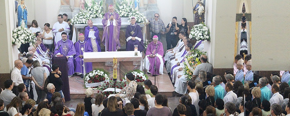 Funeral de padre Edwaldo Gomes comove o povo de Deus no Recife