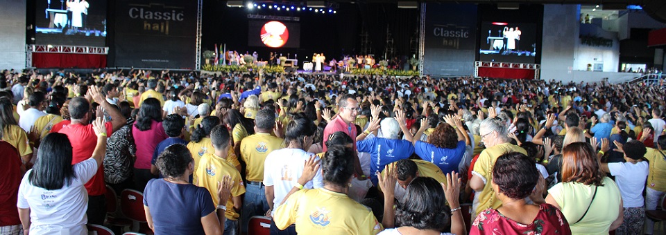 Enchei-vos do Espírito de Deus: evento reúne 15 mil fiéis para um dia inteiro de louvor no Recife
