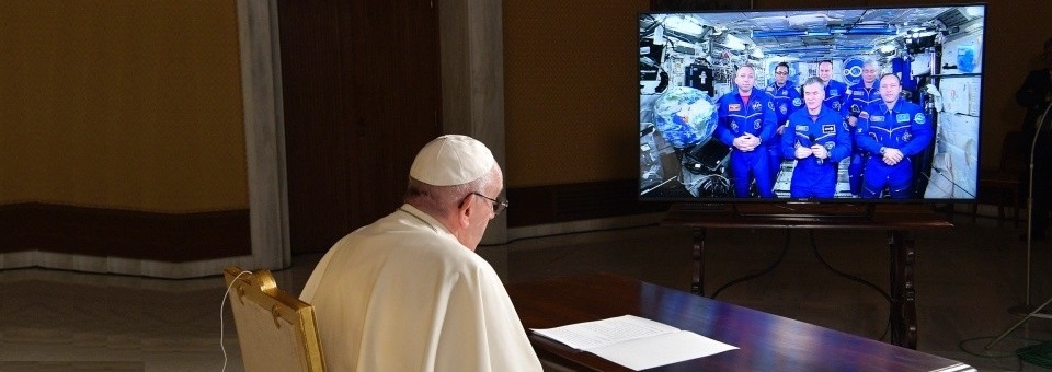 Papa Francisco dialoga ao vivo com os astronautas a bordo da Estação Espacial Internacional