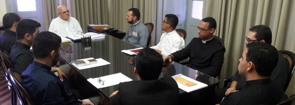 Nove padres recém-ordenados recebem do arcebispo a notícia sobre suas provisões canônicas