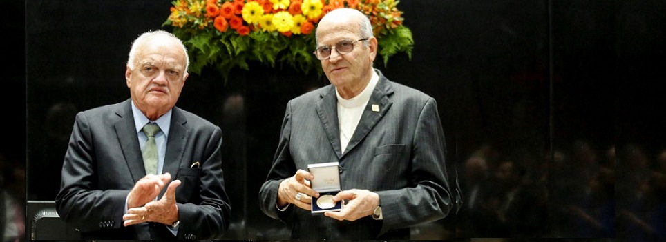 Alepe concede ao arcebispo Medalha do Bicentenário da Revolução Pernambucana