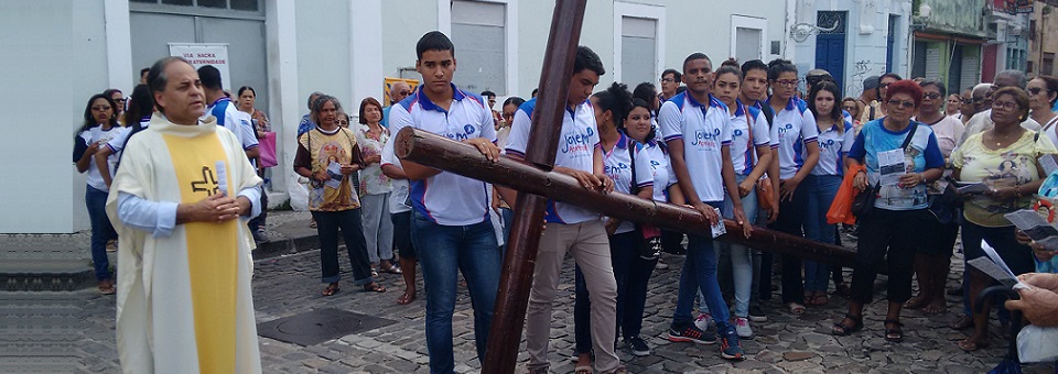 Via Sacra da Fraternidade emociona fiéis no centro comercial do Recife
