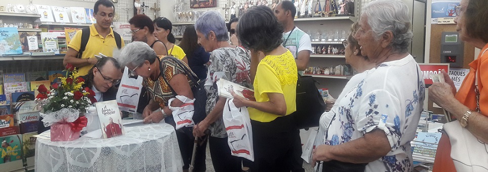 Fiéis lotam Livraria Paulinas para comprar livro de orações de padre Cosmo