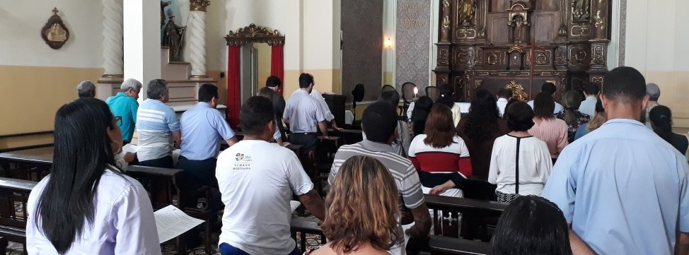 Dom Fernando faz celebração Pascal para funcionários da Arquidiocese