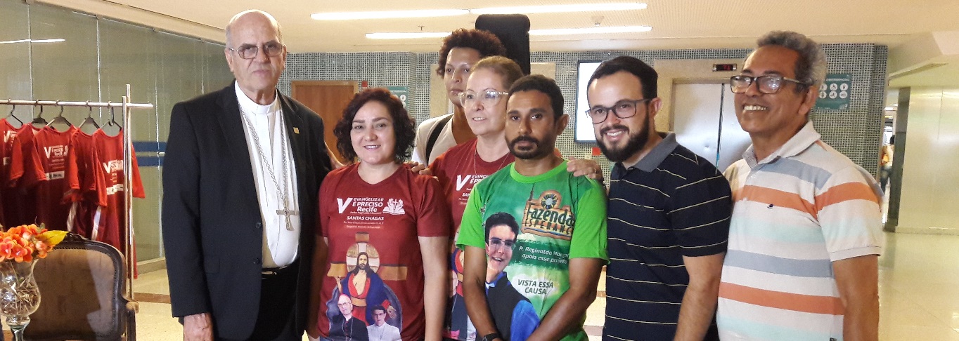 Arcebispo inaugura estande de vendas de camisetas do V Evangelizar é Preciso no shopping Riomar Recife