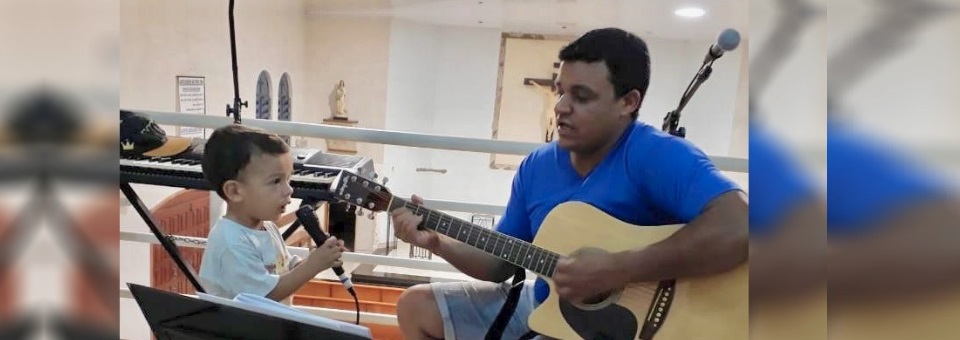 Menino de 2 anos conquista a internet ao cantar músicas católicas