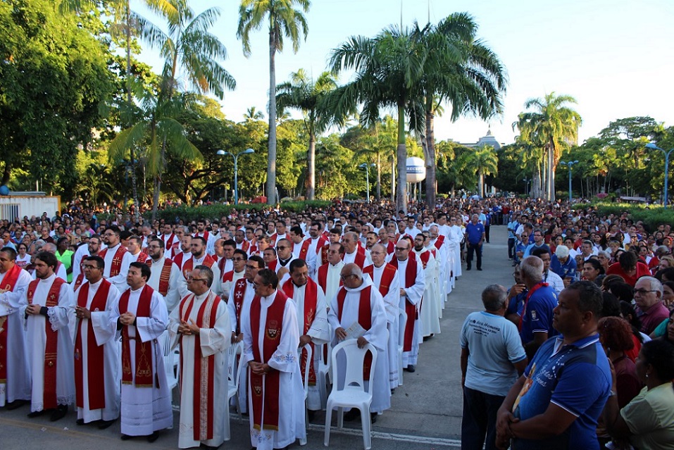 Solenidade de Pentecostes envolve milhares de fiéis no parque Treze de Maio