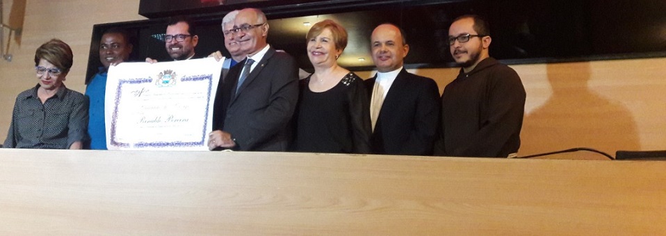 Padre Rinaldo Pereira recebe título de cidadão do Recife