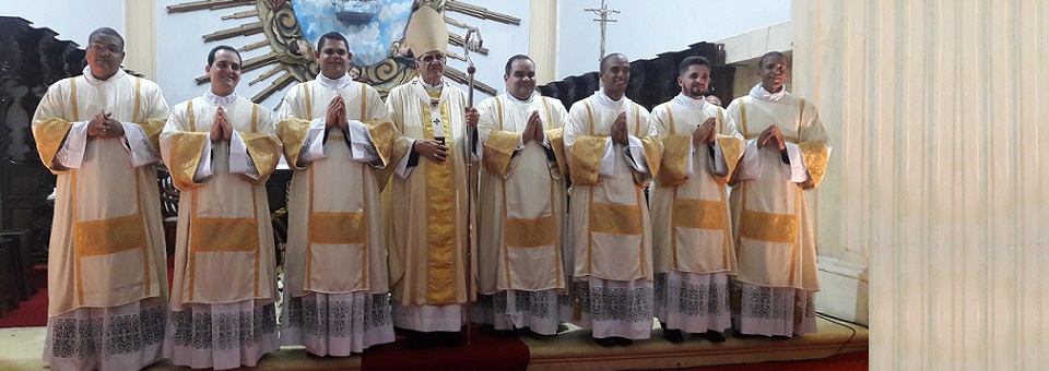 Fiéis lotam Catedral Metropolitana para ordenação diaconal