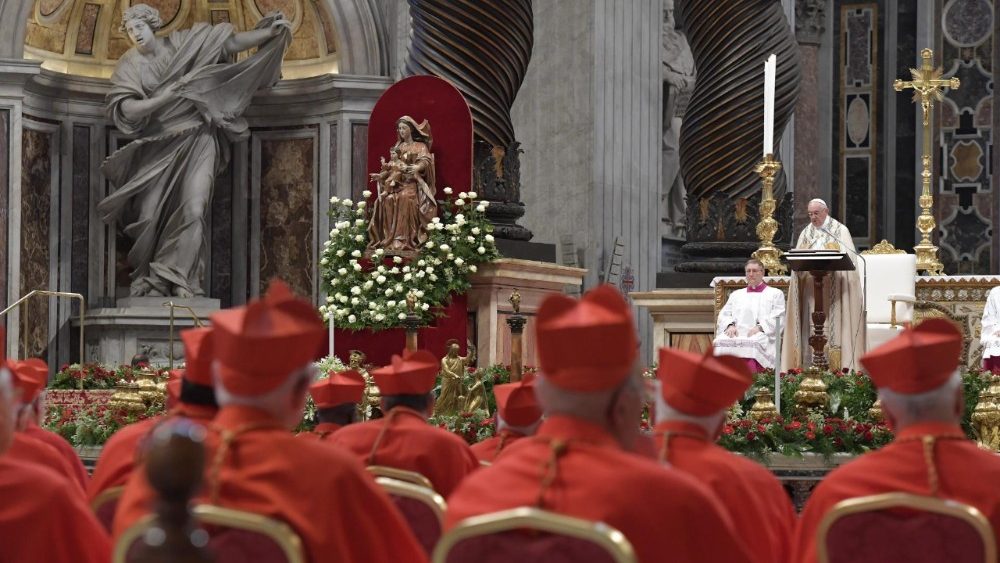 Papa aos novos cardeais: colocar-se aos pés dos outros para servir
