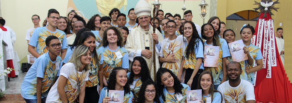 Dom Fernando ministra Sacramento do Crisma em paróquia na UR-2 Ibura