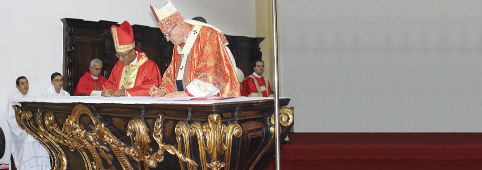 Dom Fernando saúda o novo bispo auxiliar da Arquidiocese de Olinda e Recife