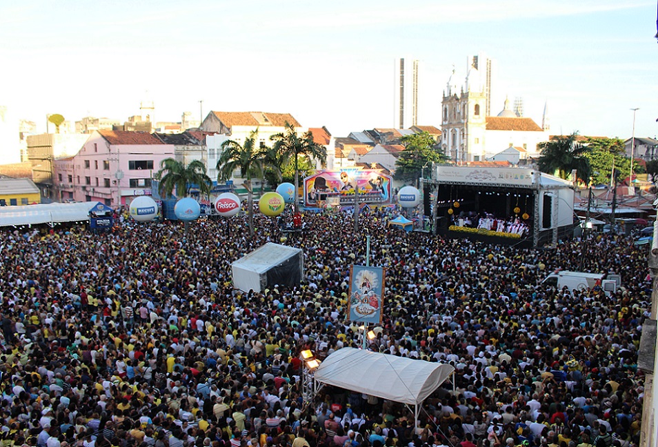 Devoção à padroeira do Recife leva milhares de fiéis à Basílica do Carmo