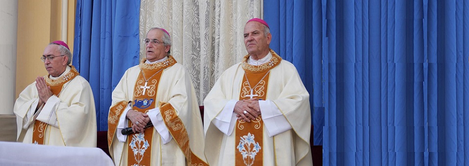 Milhares de fiéis participam da celebração eucarística dos 100 anos da diocese de Nazaré