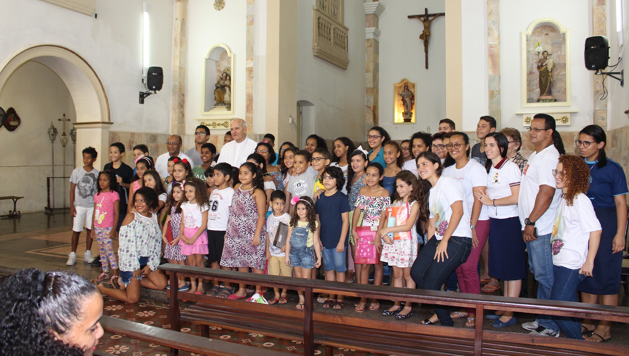 Arcebispo e bispo auxiliar contemplam paróquia do Santíssimo Sacramento com visita pastoral