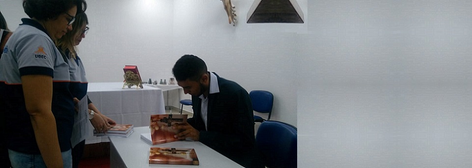 Livro explica a origem da oração do terço e analisa seus aspectos pastorais
