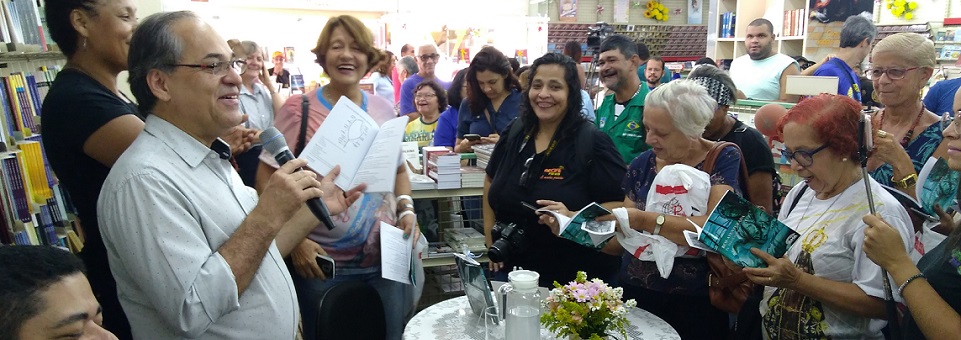 Fiéis prestigiam lançamento do livro “Bem-aventurada”
