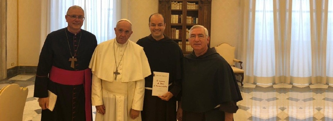 Papa se emociona ao conhecer projeto de navio hospital na Amazônia