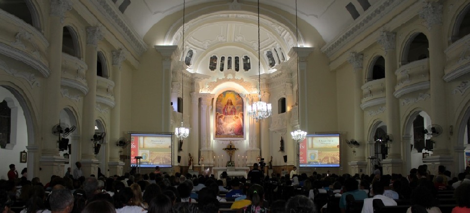 Fiéis participam do lançamento do XVIII Congresso Eucarístico Nacional no Recife