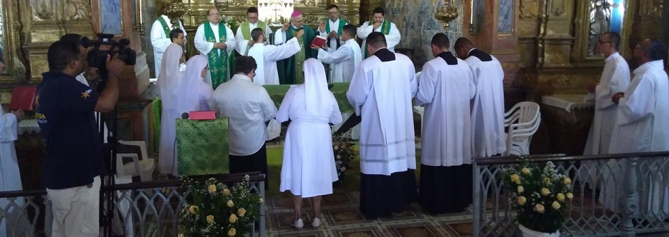 Dom Fernando envia seminaristas e religiosas para missão na Arquidiocese de Olinda e Recife