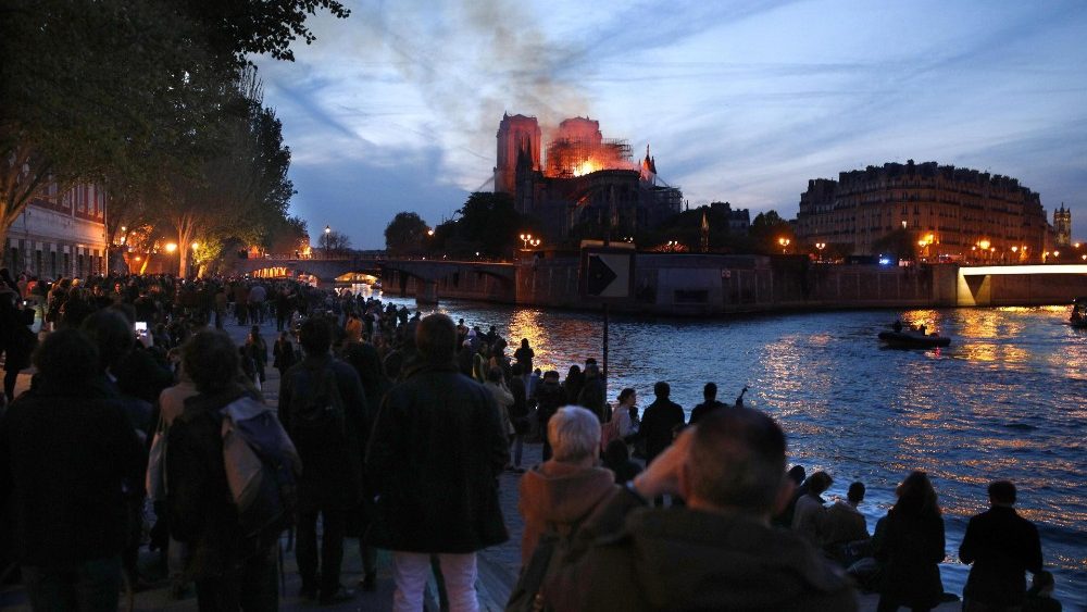 Papa motiva arcebispo de Paris: “Que Notre Dame volte a ser sinal de fé”