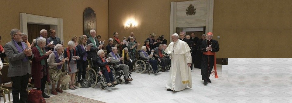 Papa recebe coral formado por pessoas com Alzheimer