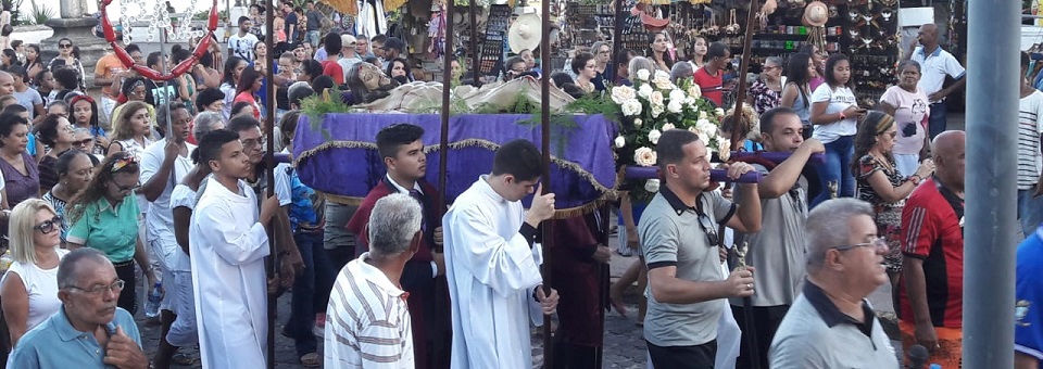 Fiéis lembram a morte de Cristo na sexta-feira da Paixão do Senhor