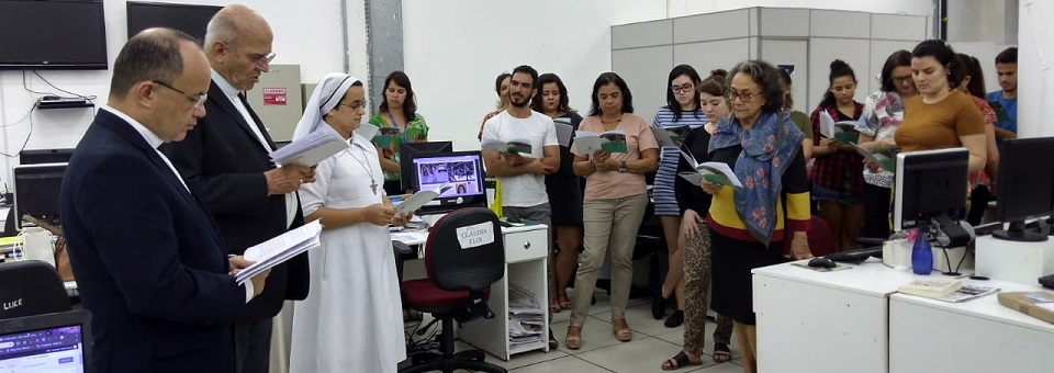 Dom Fernando reza com jornalistas pelo Dia Mundial das Comunicações