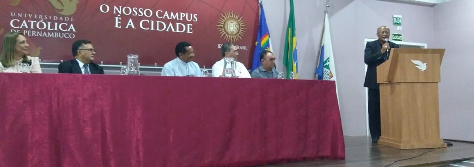 Dom Limacêdo profere aula magna do curso de Políticas Públicas na Unicap