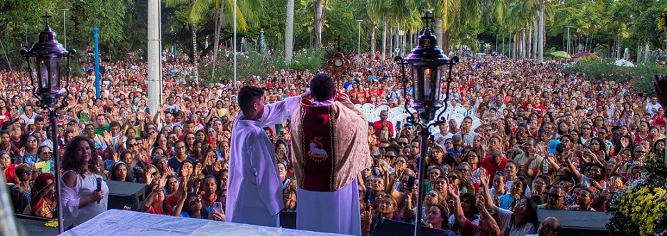 Solenidade de Pentecostes reúne dez mil fiéis no Parque 13 de Maio