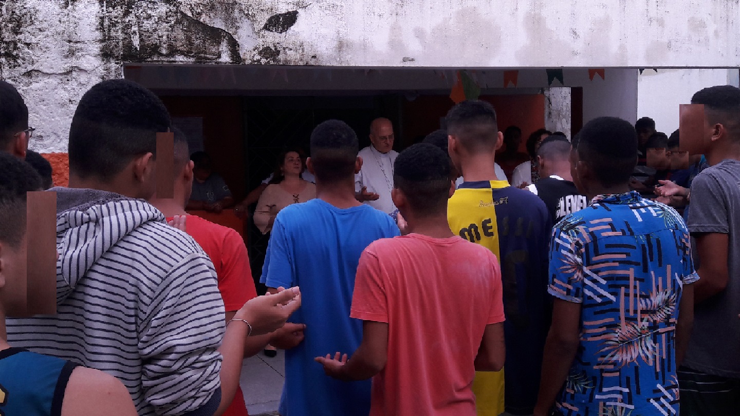 Dom Fernando visita Centro de Atendimento Socioeducativo do Cabo