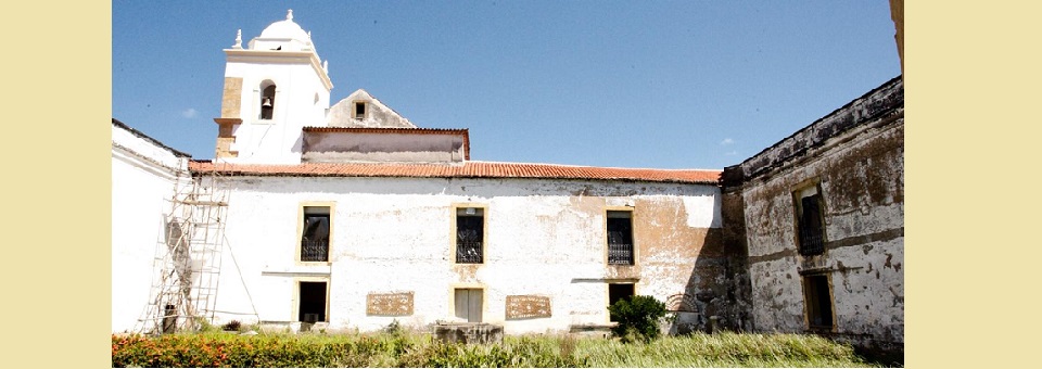 Dom Fernando mostra obras do Seminário de Olinda ao senador Fernando Bezerra Coelho
