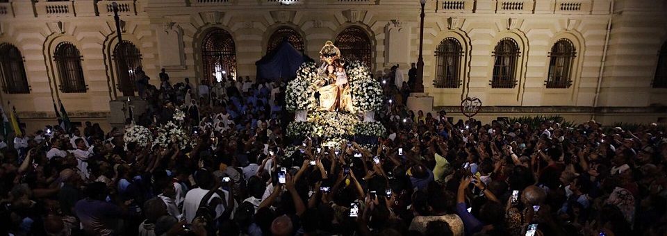 Imagem da padroeira do Recife sai em procissão nos 100 anos de sua coroação canônica