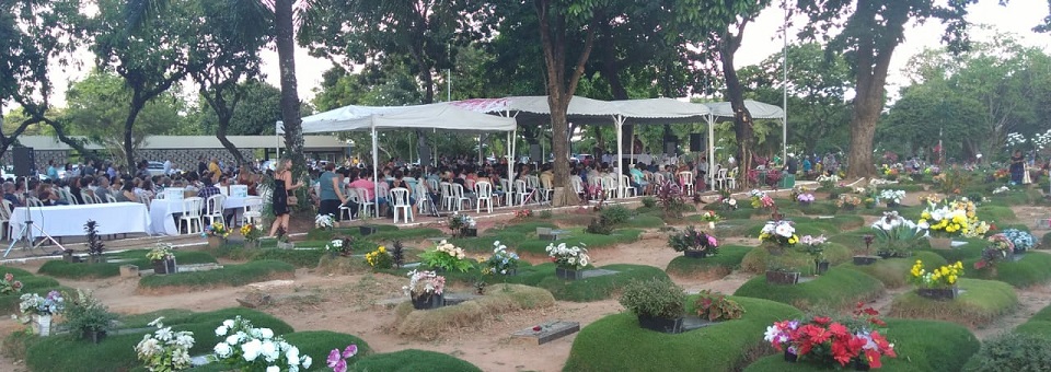 Fiéis participam de missas nos cemitérios do Grande Recife no Dia de Finados